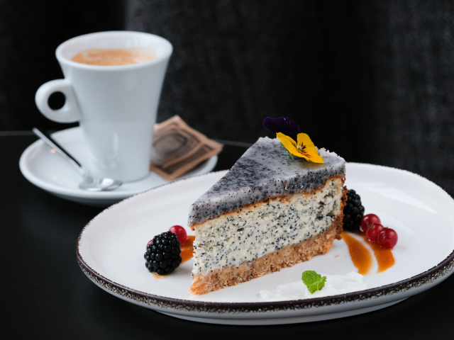 Makový cheesecake s kokosovou polevou