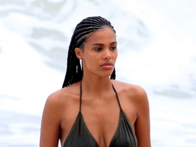 Modelka Tina Kunakey predvádzala svoje ukážkové krivky na pláži v Rio De Janeiro. 