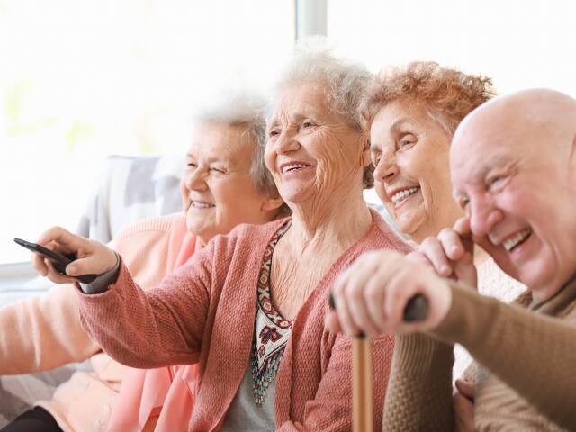 seniori, pozeranie televízie, diaľkové ovládanie