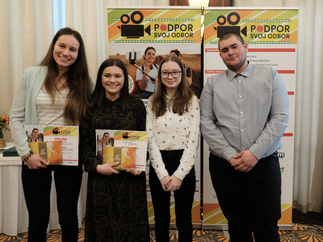 Výborní v školskej lavici, v praxi aj ako tvorcovia videí o agropotravinárstve: zľava Soňa Führichová, Radka Pentáková, Beáta Benková a Jozef Pacaj.