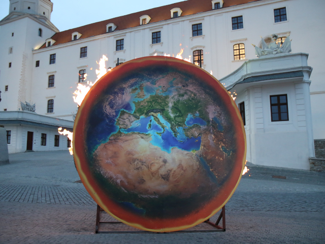GREENPEACE: Horiaca planéta na Bratislavský hrad klíma