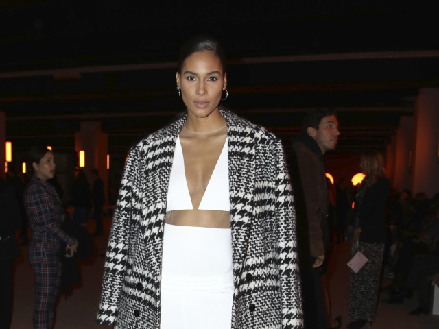 Modelka Cindy Bruna pred prehliadkou značky Balmain v Paríži. 
