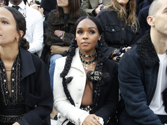 Americká speváčka Janelle Monae na prehliadke značky Chanel v Paríži. 