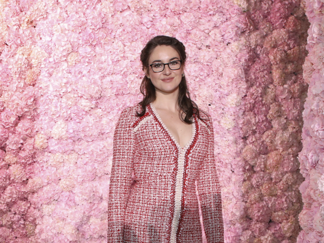 Herečka Shailene Woodley pred prehliadkou Giambattista Valli v Paríži. 