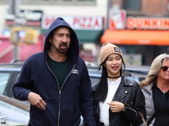 Nicolas Cage a jeho partnerka Riko Shibata počas prechádzky na Manhattane.