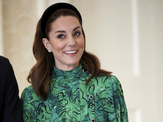 Vojvodkyňa Kate z Cambridge v zelených vzorovaných šatách Alessandra Rich. 