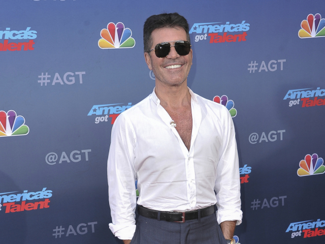 Porotca a televízny producent Simon Cowell.