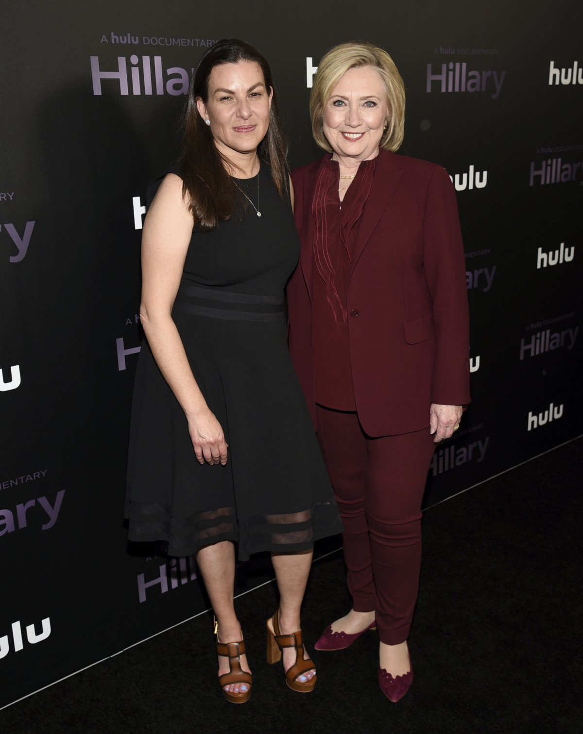 Režisérka Nanette Burstein (vľavo) a Hillary Clinton pózujú na premiére dokumentu Hillary televíznej stanice Hulu.