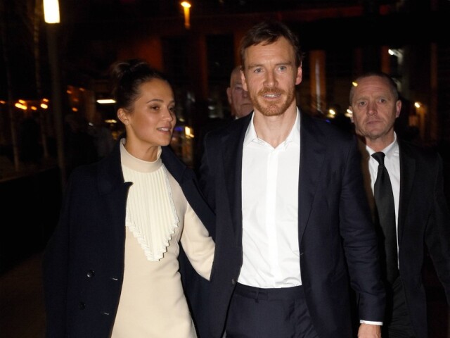 Herečka Alicia Vikander a jej manžel Michael Fassbender po rokoch na spoločnej filmovej akcii. 