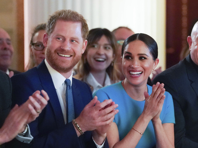 Princ Harry a vojvodkyňa Meghan pri návrate do Londýna žiarili a neustále sa usmievali. 