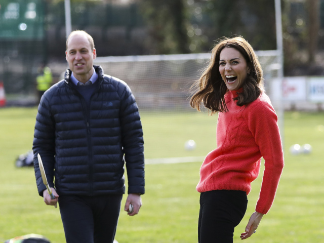 Vojvodkyňa Kate z Cambridge si v Írsku skúsila takzvané írske rugby. Vznikli z toho skutočne vtipné fotografické momentky. 