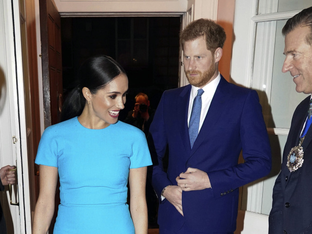 Vojvodkyňa Meghan v šatách od Victorie Beckhamovej. 