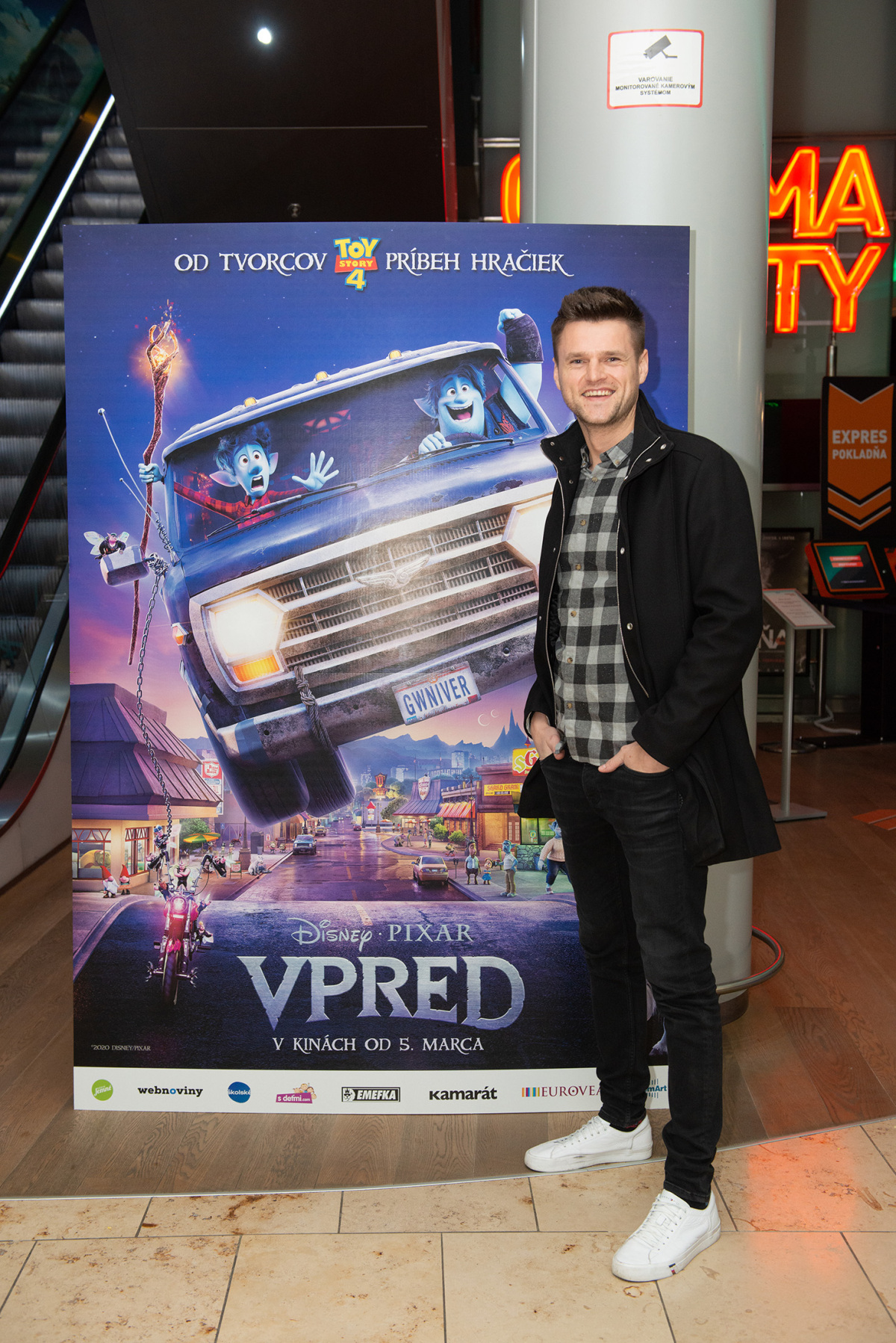 Moderátor Vlado Varecha na premiére animáku Vpred. 
