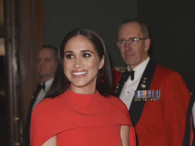 Britain Vojvodkyňa Meghan vyzerala neodolateľne v kreácii Safiyaa a s kabelkou Manolo Blahnik. 