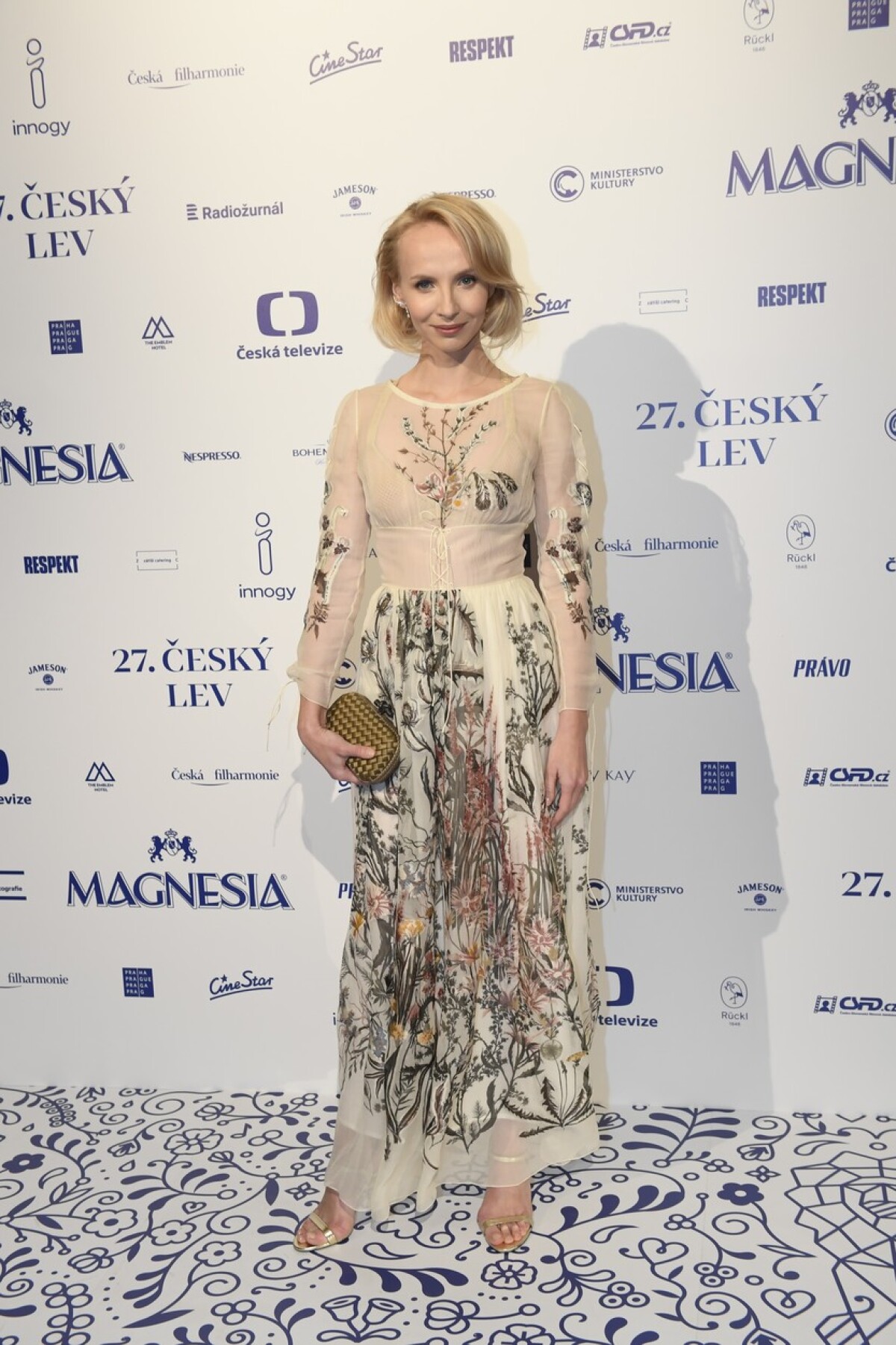 Herečka Jana Plodková v šatách z jarnej kolekcie módneho domu Christian Dior. 