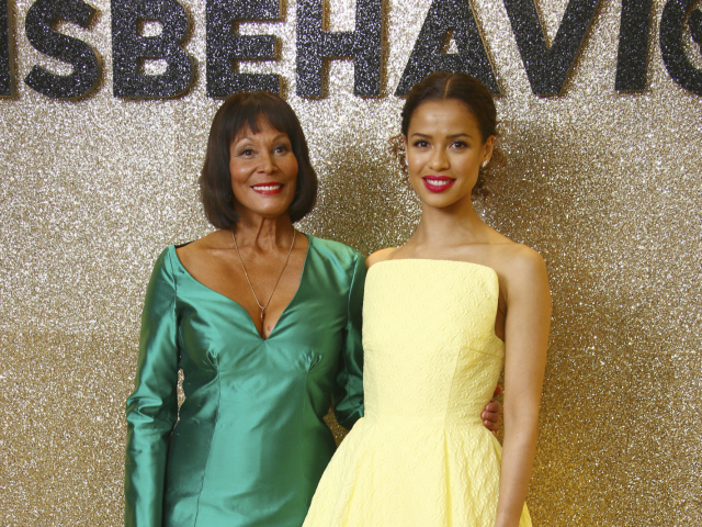 Herečka Gugu Mbatha-Raw (vľavo) a bývalá víťazka súťaže krásy Miss World winner 1970 Jennifer Hosten.