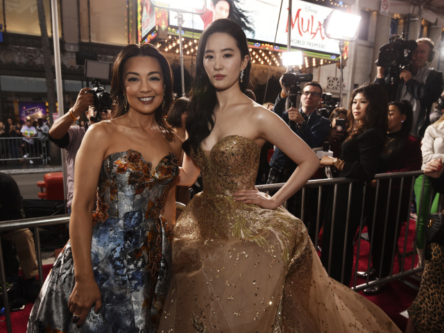 Herečka Yifei Liu (vpravo) a jej kolegyňa Ming-Na Wen.