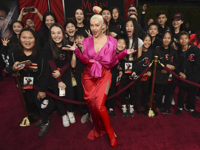 Speváčka Christina Aguilera pózuje so študentmi Wushu Action Star Academy.