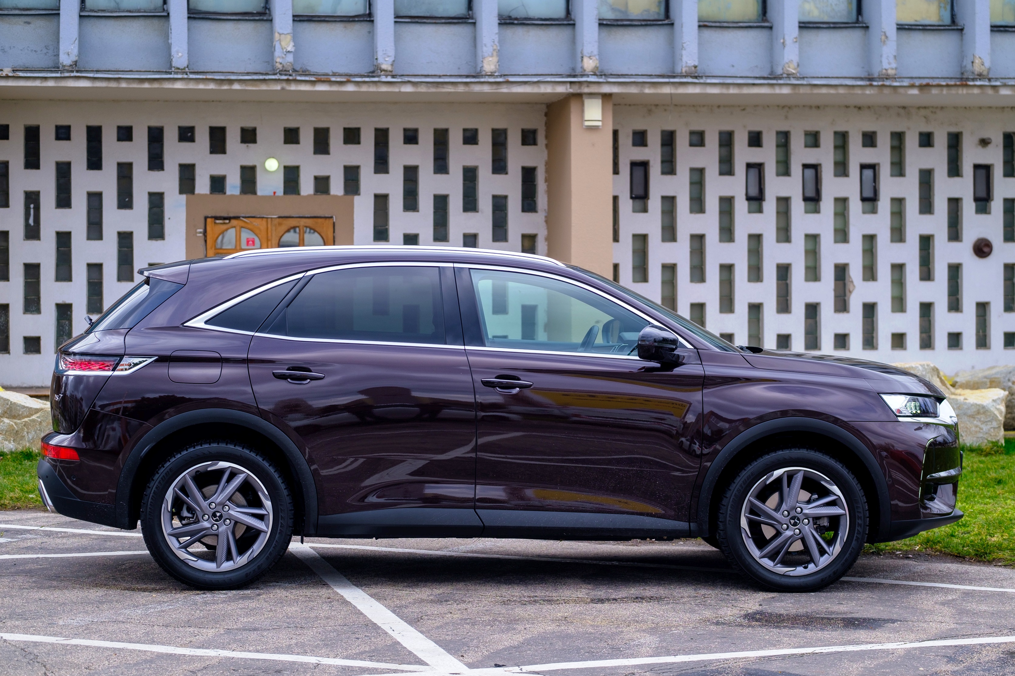 DS 7 Crossback má na dĺžku 4 570, na šírku 1 890 a na výšku 1 620 mm. Spadá tak presne do strednej triedy módnych SUV a crossoverov. Do vyššej spoločnosti sa DS hlási množstvom chrómu či zaujímavými 19-palcovými diskami kolies.