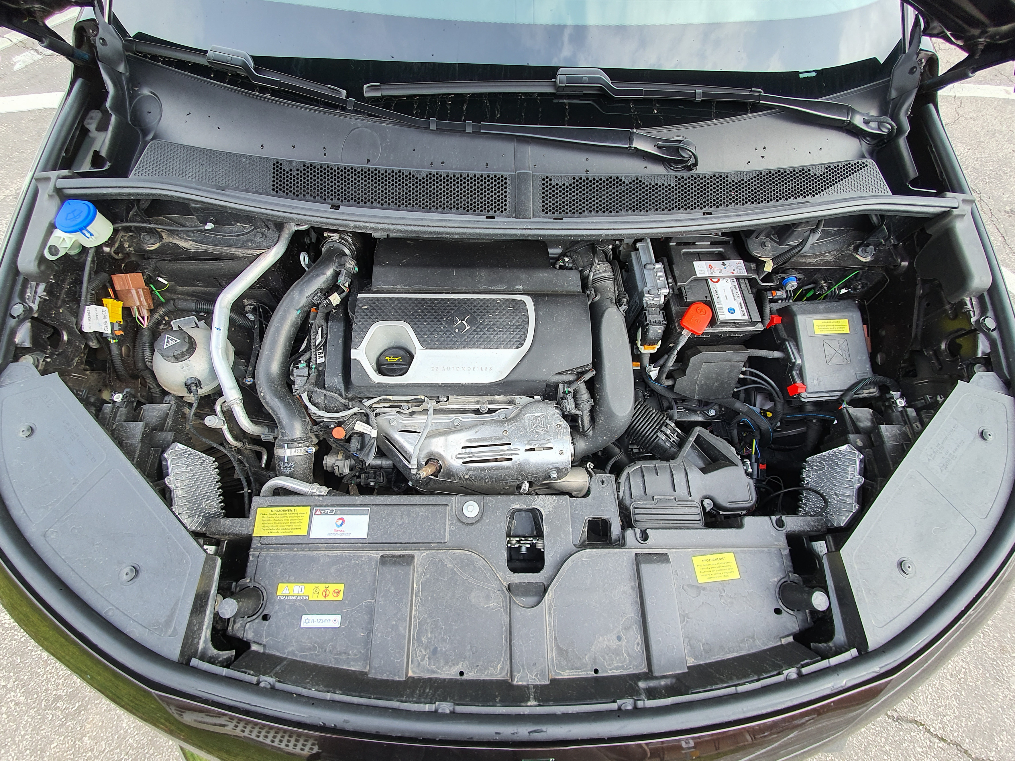 Relatívne malý 4-valec 1,6 PureTech nás nadchol. Napriek skromnému objemu je dostatočne výkonný, veď ponúka 165 kW, aj pružný. A dobre si rozumie s 8-stupňovým automatom.