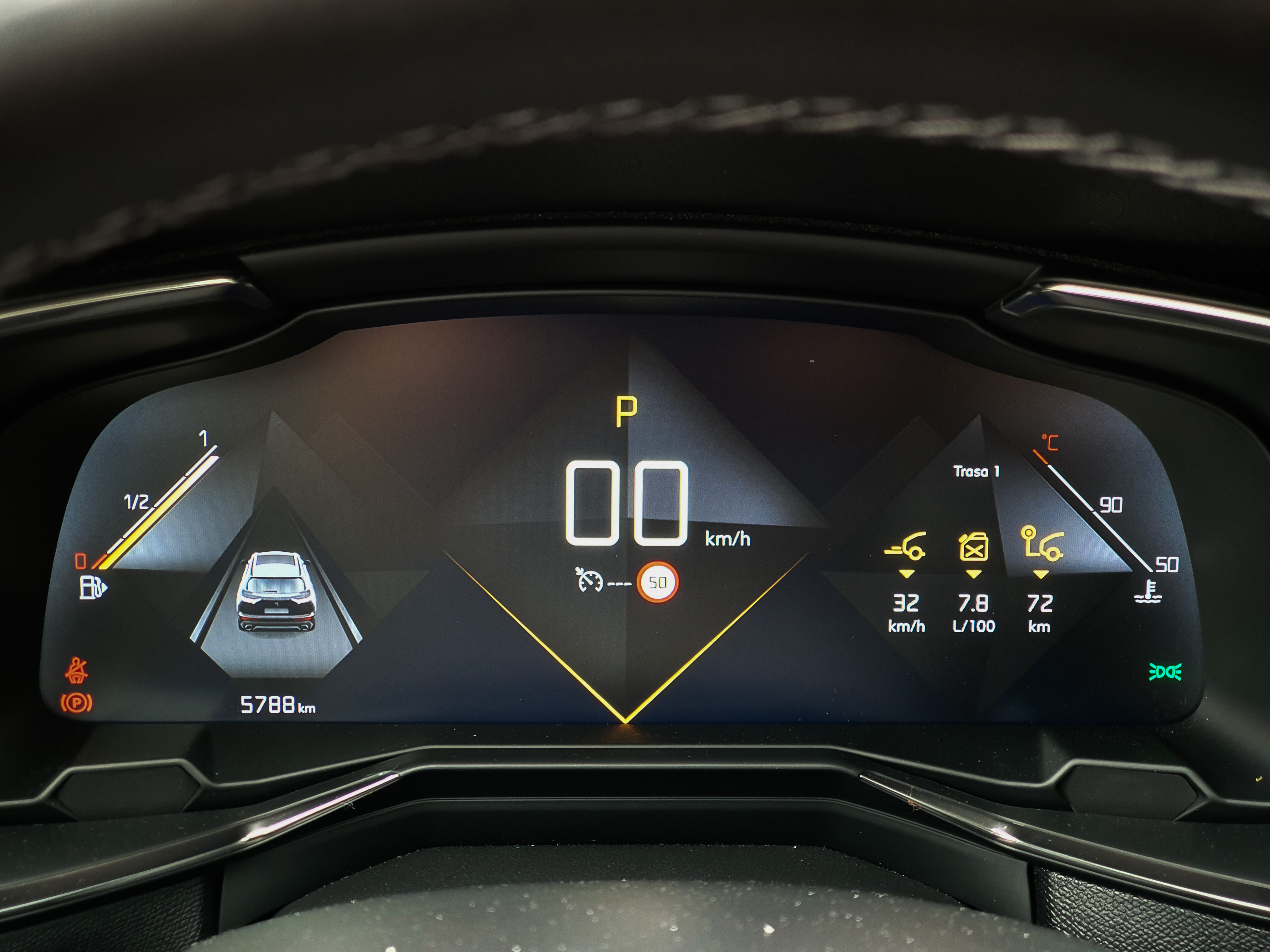 Infotainment obsahuje digitálny prístrojový panel aj 12-palcovú obrazovku multimediálneho rozhrania. Virtuálny kokpit s kosoštvorcovou grafikou však už dnes neobstojí.