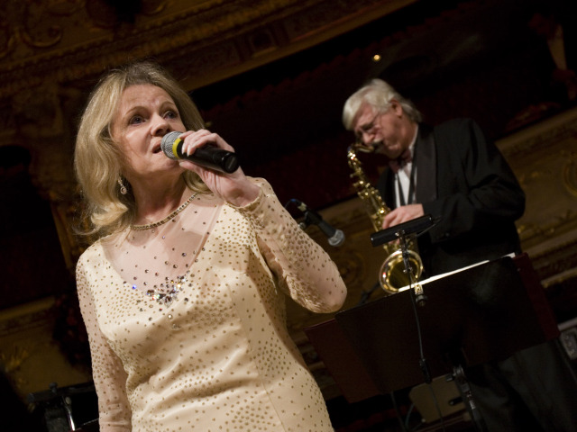 Česká hviezda Eva Pilarová spieva počas plesu v opere v roku 2007. 