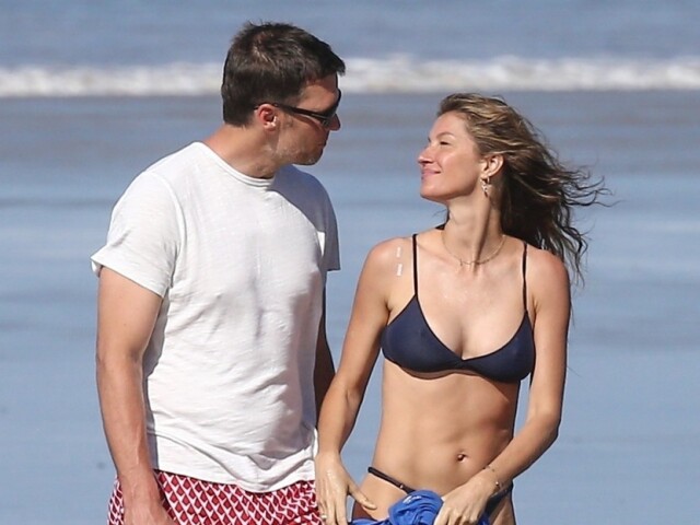 Brazílska topmodelka Gisele Bündchen a jej manžel Tom Brady na pláži v Kostarike. 