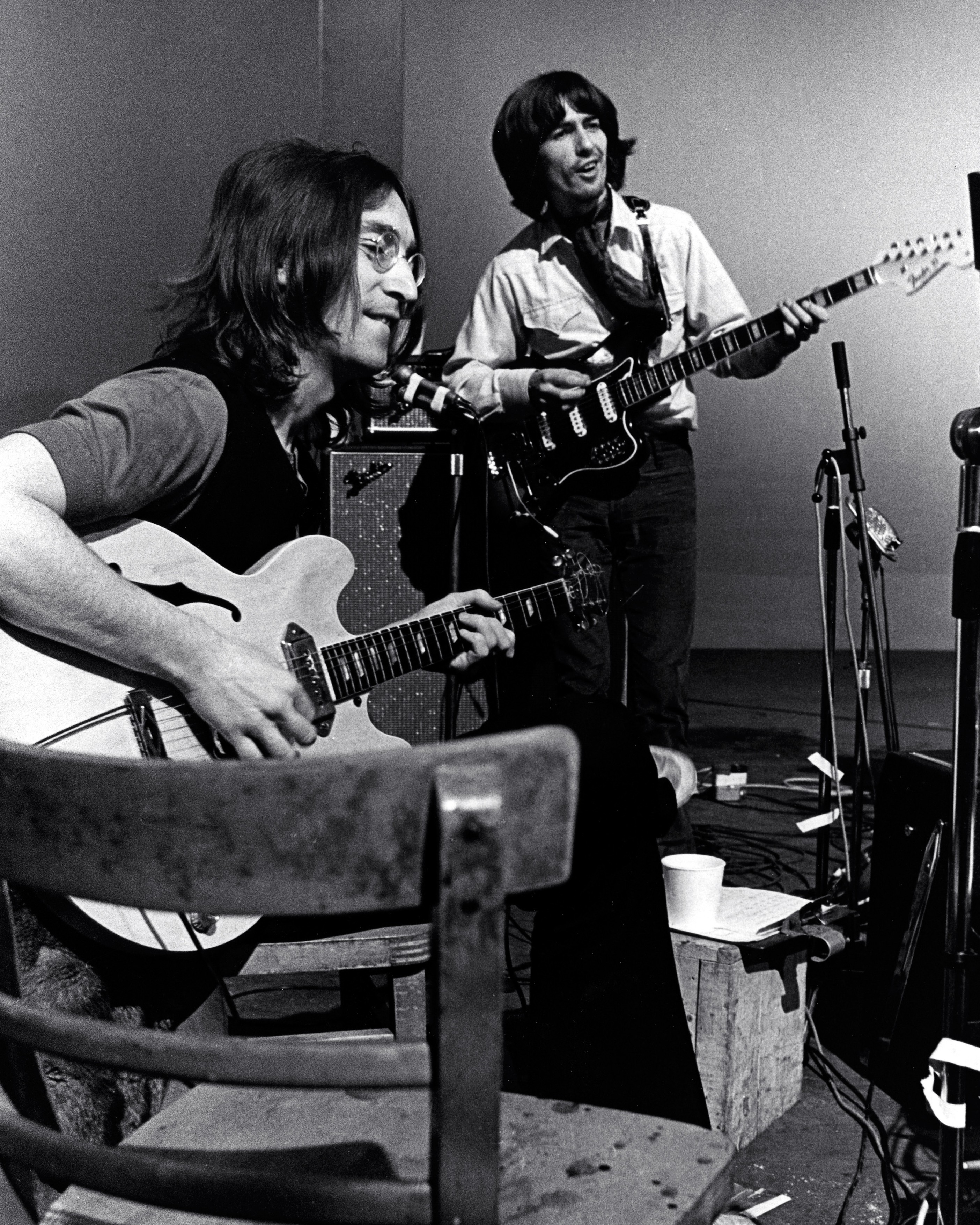 John Lennon a George Harrison pri nahrávaní albumu Let It Be v roku 1969.