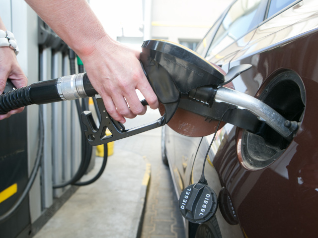 tankovanie palivo auto nafta benzin benzinova pumpa