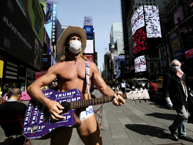 Robert John Burck, ktorý vystupuje ako Nahý kovboj, v uliciach New Yorku na zábere zo stredy 18. marca 2020.