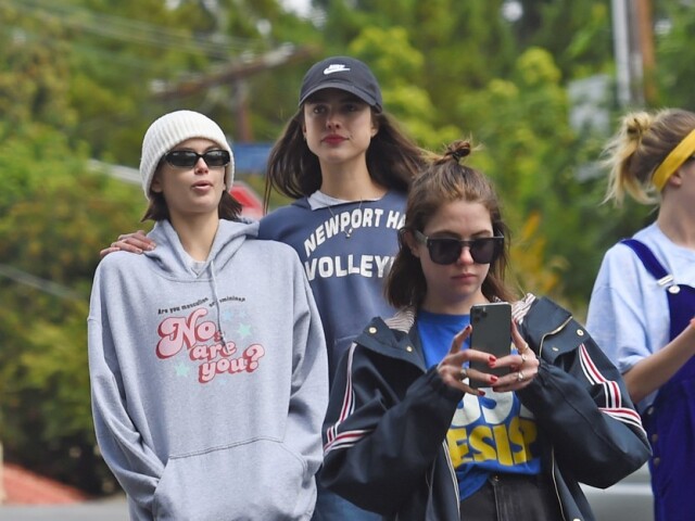 Topmodelka Kaia Gerber (vľavo) a herečka Margaret Qualley si vyrazili do ulíc Los Angeles.