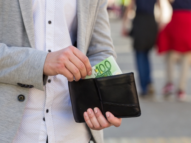100 eur, sto eur, bankovka, peniaze, peňaženka