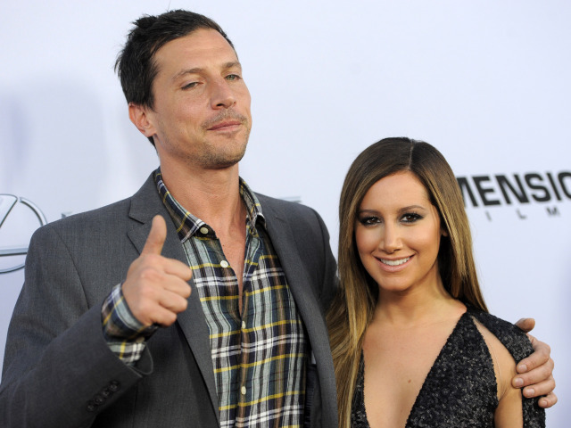 Herec Simon Rex (na zábere s kolegyňou Ashley Tisdale) v roku 2013.