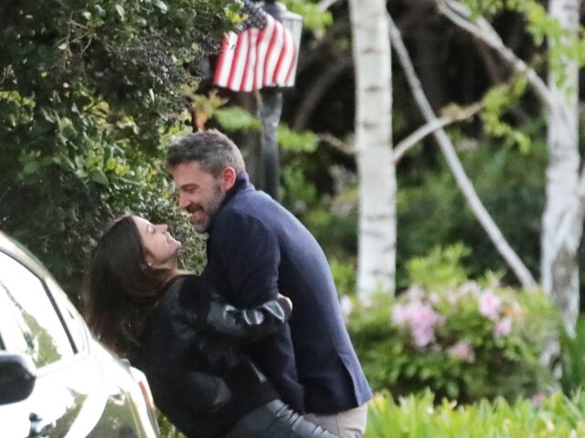 Herec Ben Affleck a jeho kolegyňa a partnerka Ana De Armas sa nedokázali od seba odtrhnúť v uliciach Los Angeles. 