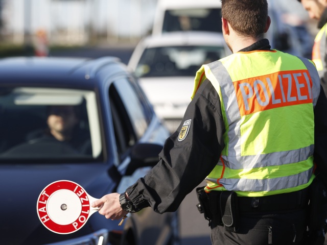 Polícia / Hranica / Hranice / Kontroly / Policajt /