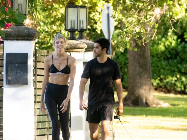 Topmodelka Devon Windsor a jej manžel Johnny Barbara na prechádzke so psom. 
