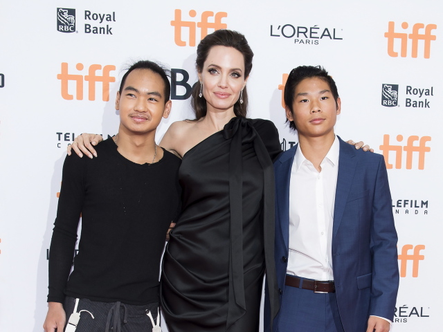Herečka Angelina Jolie a jej adoptívni synovia - Maddox Jolie-Pitt (vľavo) a Pax Jolie-Pitt.