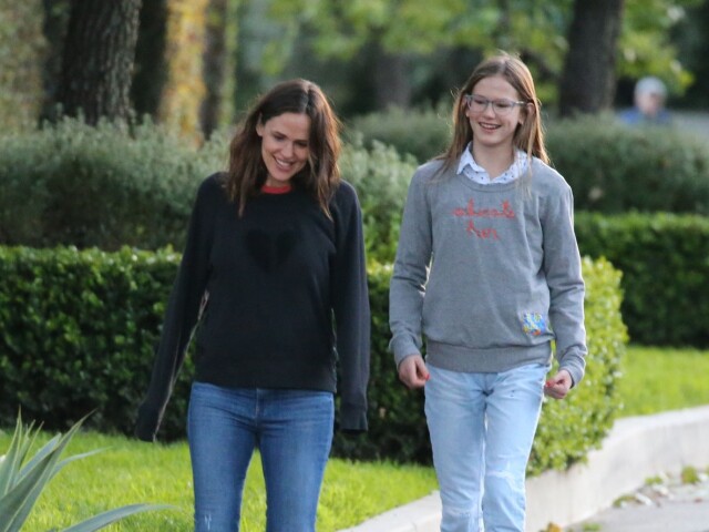 Herečka Jennifer Garner (vľavo) a jej dcéra Violet na záberoch z ulíc Los Angeles. 