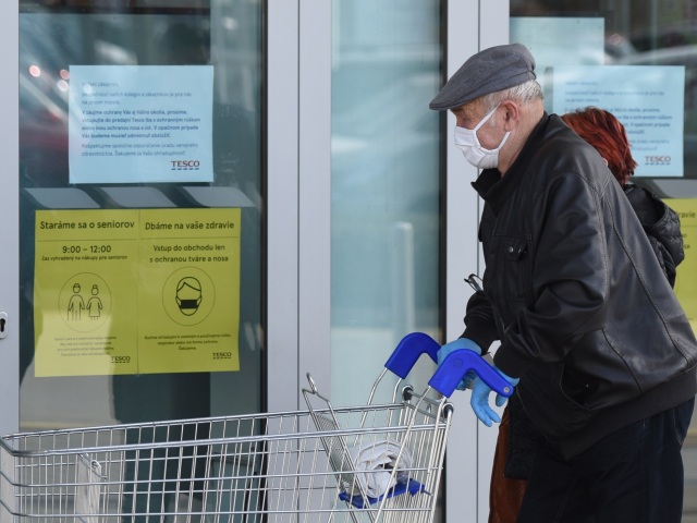 senior koronavírus rúško obchod