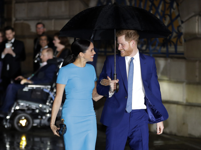 Princ Harry a jeho  manželka Meghan prichádzajú na vyhlásenie cien Endeavour Fund Awards 