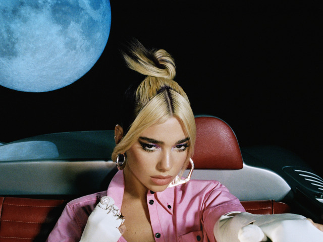 Vizuál albumu Future Nostalgia a jeho spoluautorka a interpretka Dua Lipa.