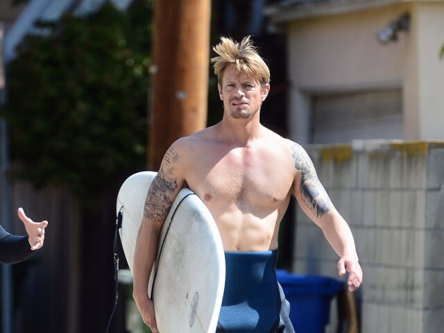 Herec Joel Kinnaman si vyrazil na pláž v Los Angeles. 