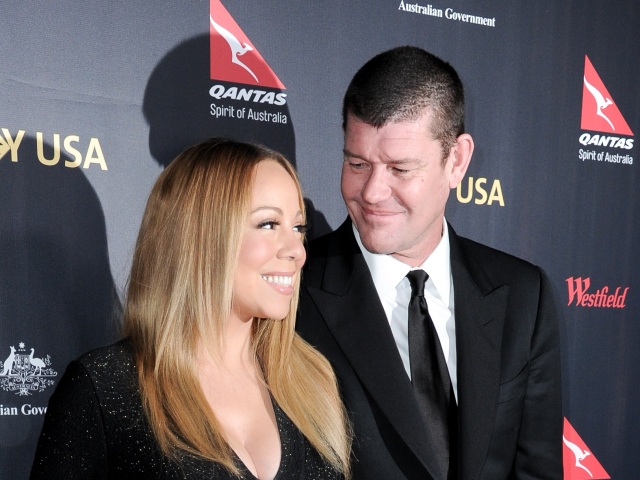 Speváčka Mariah Carey dostala superluxusný zásnubák od miliardára Jamesa Packera. Prsteň vidieť na jej ruke. 