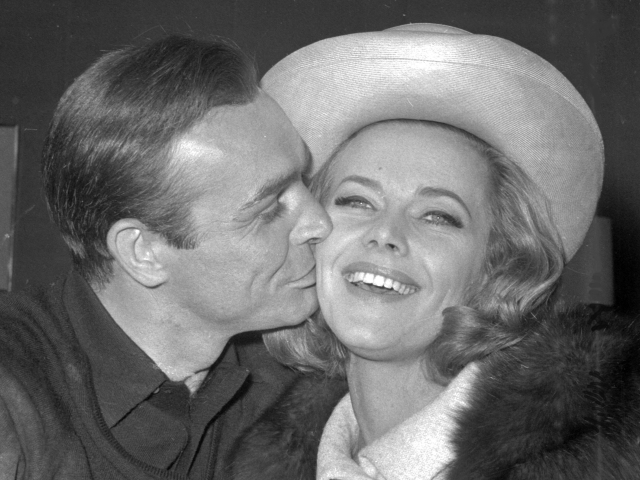 Záber z roku 1964: Britská herečka Honor Blackman a jej kolega z filmu Goldfinger - predstaviteľ Jamesa Bonda Sean Connery.