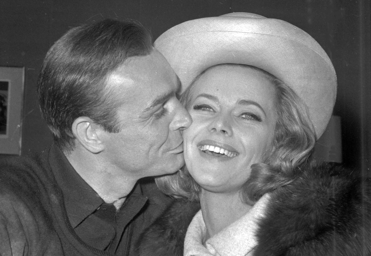 Záber z roku 1964: Britská herečka Honor Blackman a jej kolega z filmu Goldfinger - predstaviteľ Jamesa Bonda Sean Connery.