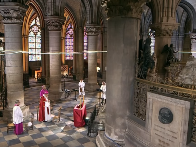 Notre-Dame / Bohoslužba /
