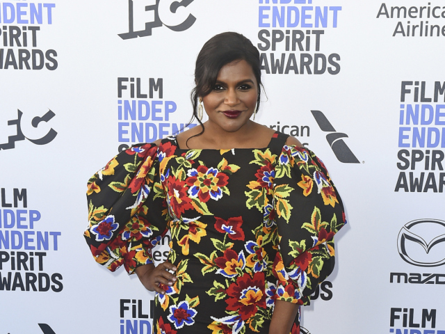Herečka Mindy Kaling v pestrých šatách s kvetovaným vzorom. 