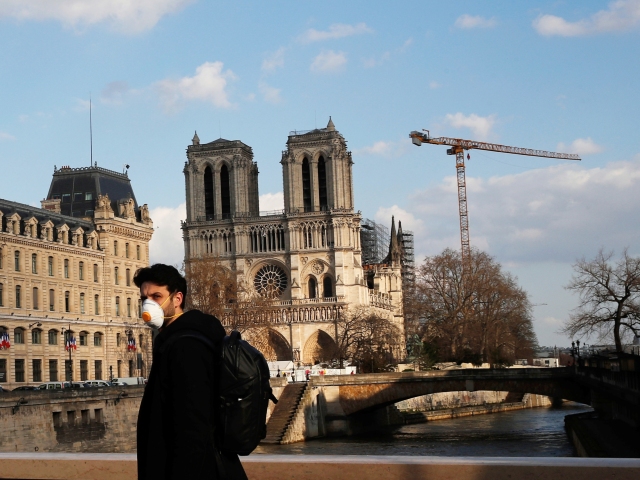 muž, ochranné rúško, Notre Dame, Seina