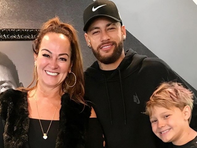 Futbalista Neymar so svojou mamou Nadine Goncalvesovou. 