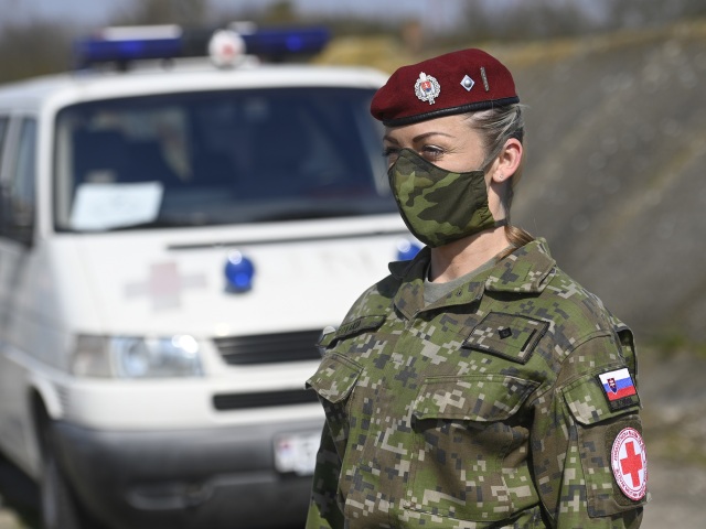 SR vzorky transport vrtuľník Trenčín koronavírus vojak vojačka